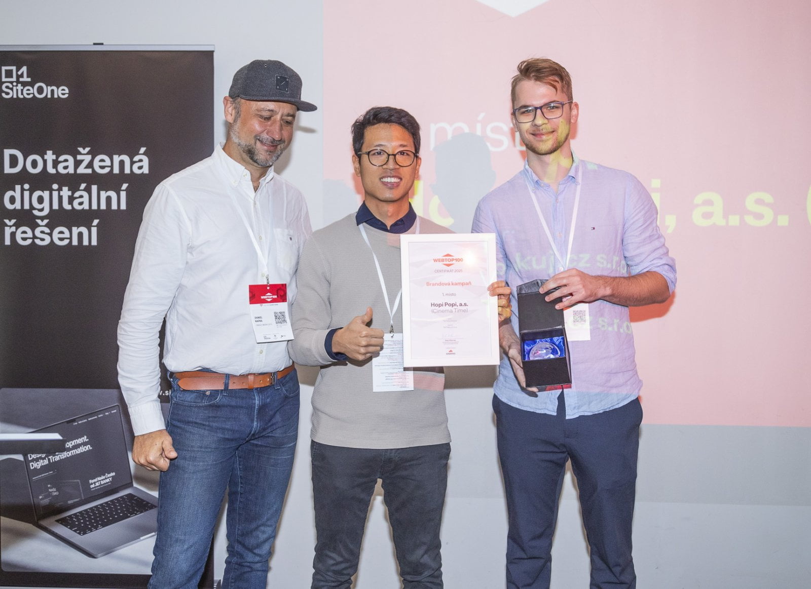 David přebírá cenu WEBTOP100, kampaň roku Hopi Popi